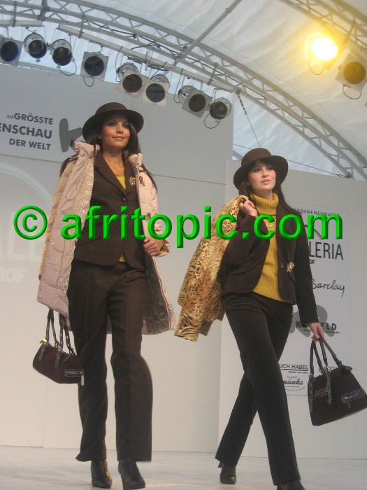 ../Images/Krefeld-Strssenmodenschau-2005 190.jpg